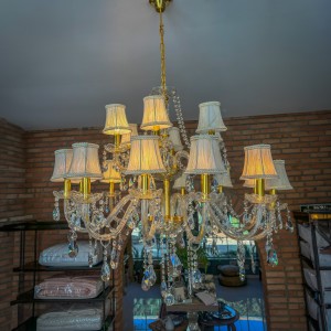 LUSTRE  DOURADO EM CRISTAL  COM 18 BRACOS E CUPULA EM TECIDO